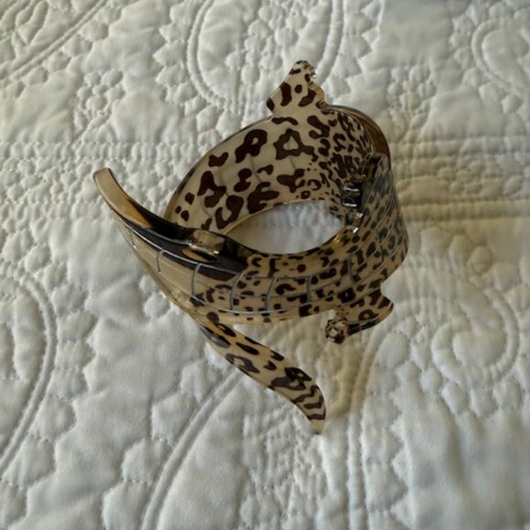 statement lucite alligator cuff bracelet - Picture 2 of 4